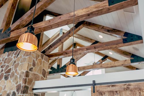 Design-interieur-19-plafond-cathedrale-de-condo-urbain